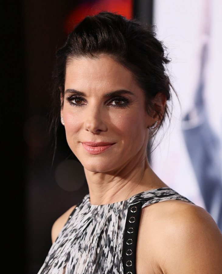 59 and thriving!😍 Sandra Bullock has truly aged with grace! What is your  favorite Sandra film? Let us know in the comments! #laurageller …